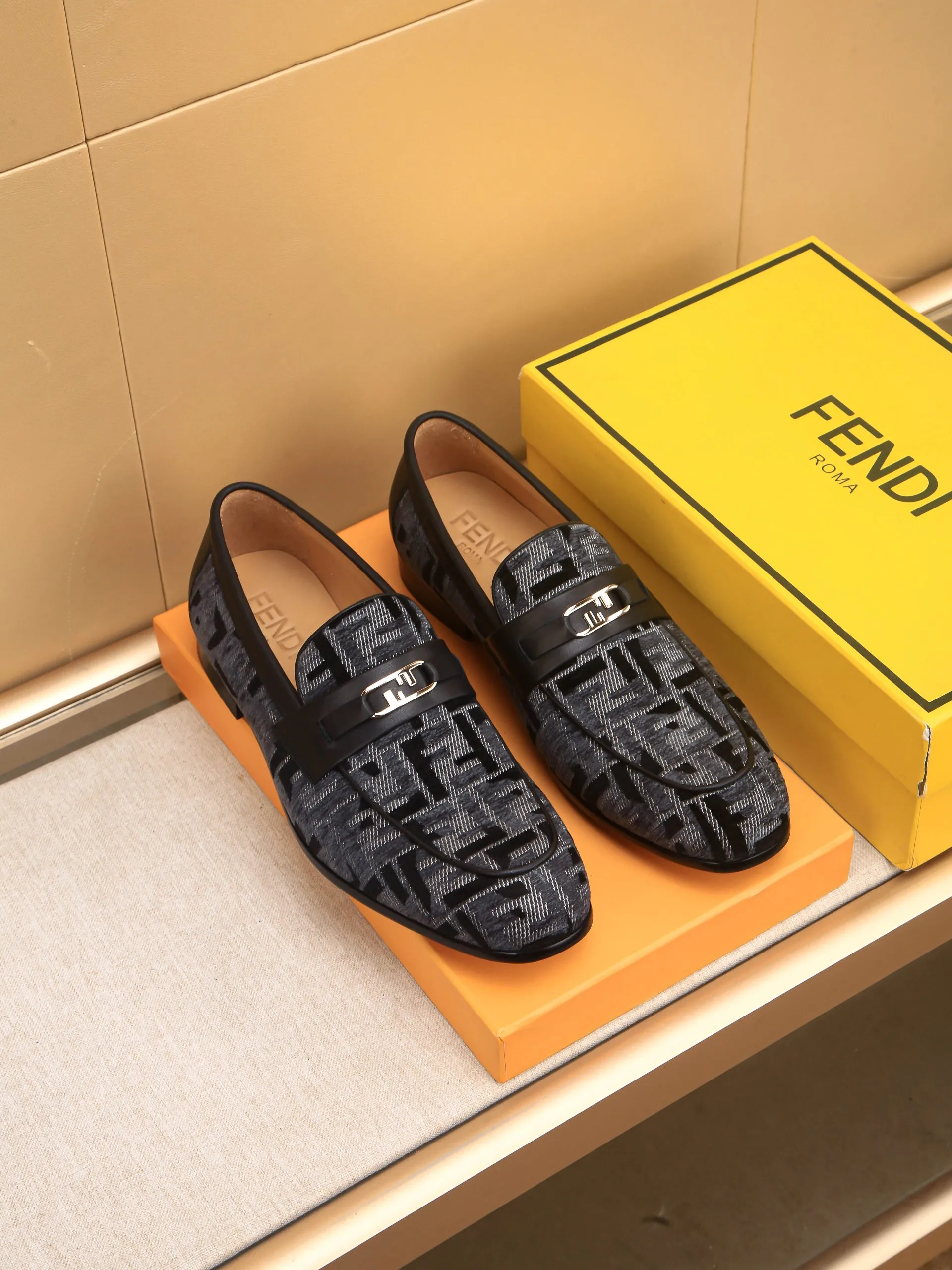 Men's shoes💰460 🕷🕷【FENDI】The latest men's formal leather shoes🇨🇳Classic series not to be missed💯The first layer is made of imported first-layer cowhide☘Original quality, the leather is smooth and delicate🎋Awesome version, perfect streamlined outline🍇🐮Leather lining, code number 39-44...(customized at 38.45.46.47)